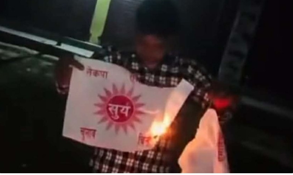 एमालेको झण्डा जलाएको आरोपमा सप्तरीमा एक युवक पक्राउ