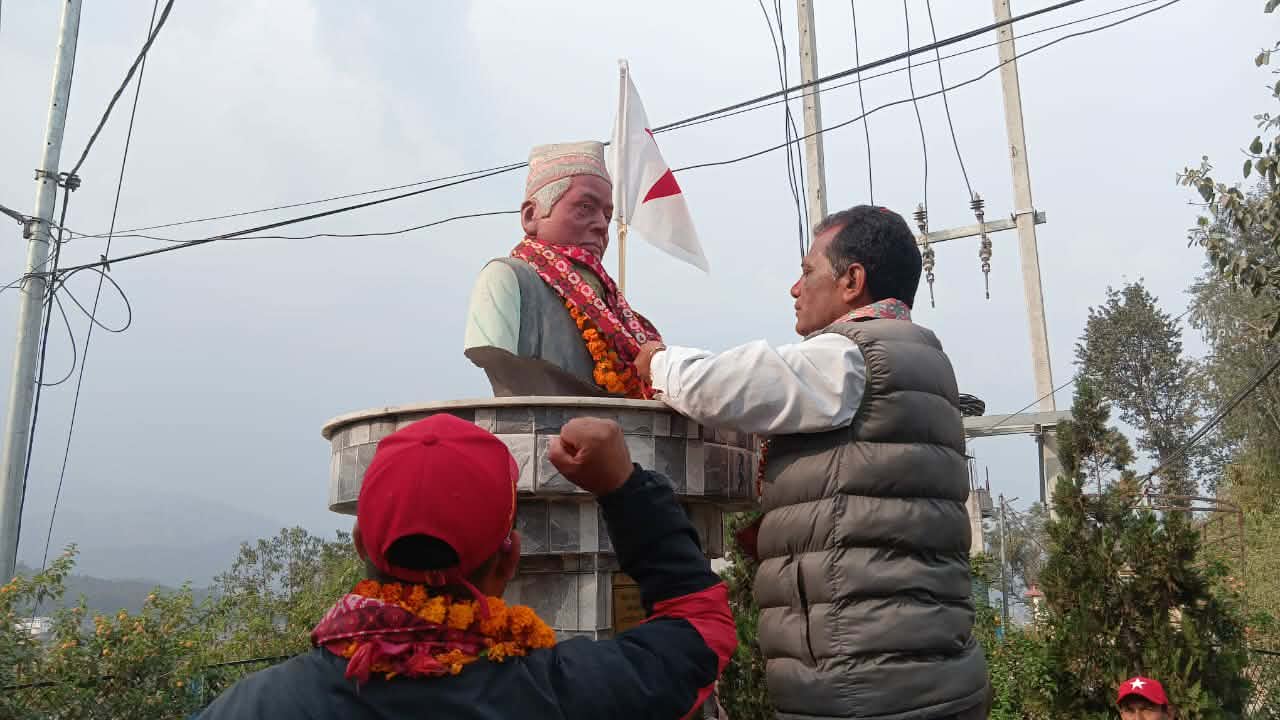 स्वर्गीय रुद्र बानियाँको सालिकमा माल्यार्पण गर्दै बसुन्धरा हुमागाँईद्वारा काभ्रे–२ मा घरदैलो अभियान