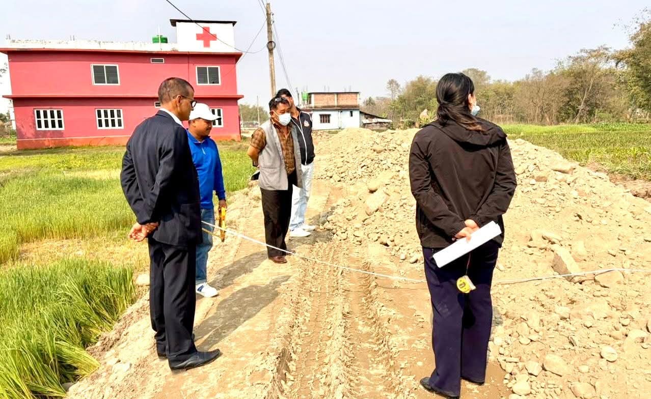 कमल गाउँपालिकामा विकास निर्माणलाई तीव्रता, निर्माणस्थलमै पुगेर अनुगमन