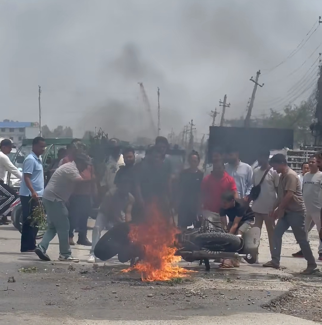 दमक गणतन्त्र चौकमा गुडिरहेको बुलेट बाइकमा आगलागी