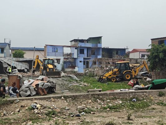 काठमाडौँमा नदीकिनार र जोखिमपूर्ण बस्ती हटाउने अभियान जारी, २१४ परिवार प्रभावित