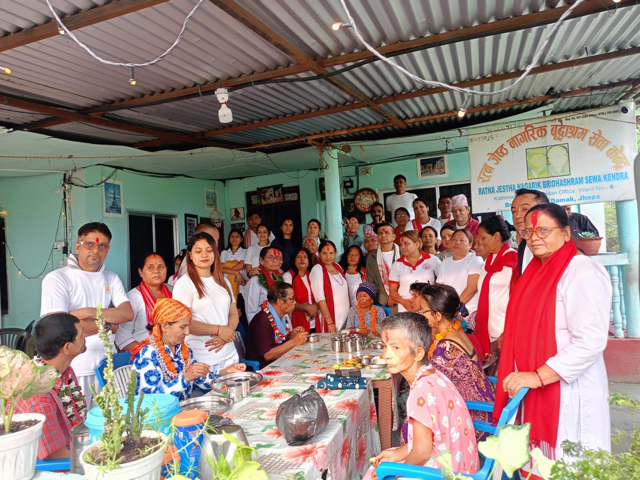 मातातीर्थ औँसीमा उदाहरणीय सेवा: दमक–५ की संगीता खतिवडाद्वारा जेष्ठ आमाहरूको सम्मान