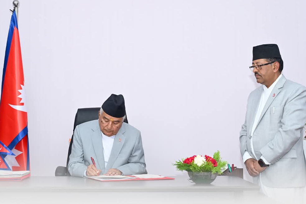 राष्ट्रपति पौडेलद्वारा अध्यादेश जारी: १,५९४ राजनीतिक नियुक्त पदाधिकारी एकैसाथ पदमुक्त