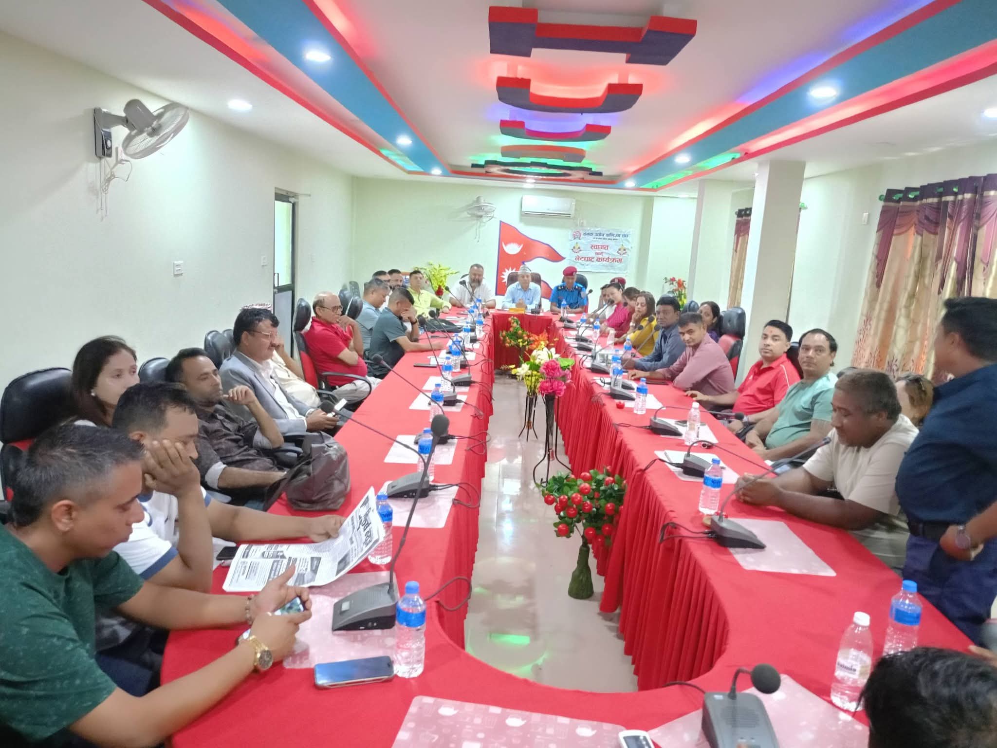 दमकमा डिएसपी बस्नेतको स्पष्ट भनाइ : कानुनी उमेर पुगेका सहमतिमा रहेका जोकोही होटलमा बस्न पाउँछन्