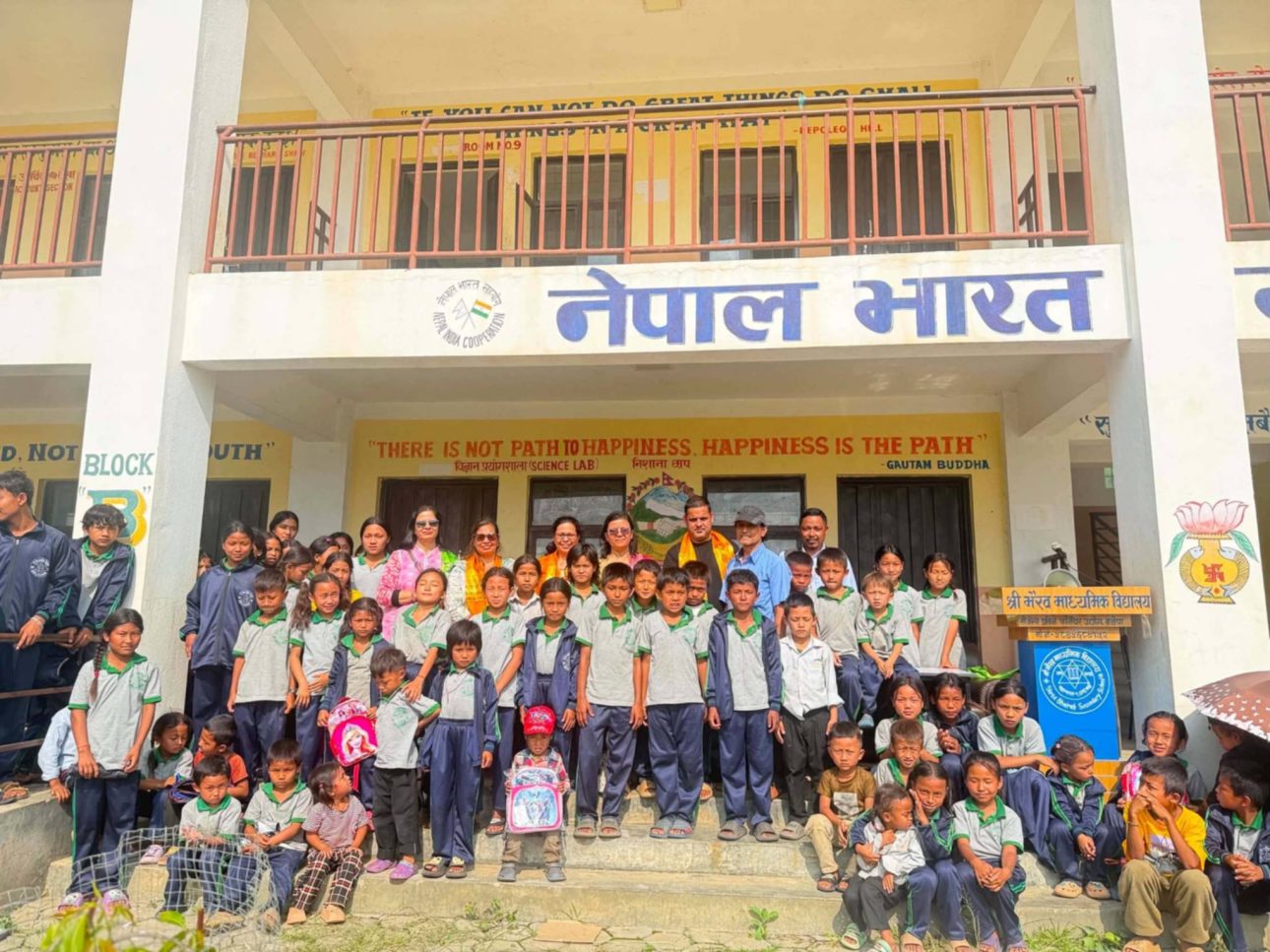 भैरब रिसाल फाउन्डेसनद्वारा भैरब मावि गोकुलेका विद्यार्थीलाई झोला तथा स्टेशनरी वितरण