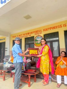 विद्यालयले सम्मान गर्दै